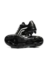 Championes de fútbol Umbro modelo Nexus HG, color negro con detalles en blanco. Presentan un diseño con costuras acolchadas en el empeine para un mejor control del balón y suela con tapones fijos para superficies de césped natural o sintético.