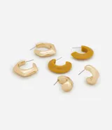 Kit de tres pares de aros tipo argolla en metal dorado, con diseños diversos que incluyen formas torcidas y detalles en resina.