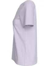 Remera lila de algodón con cuello en V y logo CK bordado en el pecho.