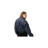 Campera bomber Eme Studios Hornet Gloam, color azul oscuro con efecto degradado. Cuenta con cierre frontal completo, cuello, puños y dobladillo en rib elástico, bolsillos laterales con solapa y un bolsillo utilitario con cierre en la manga izquierda. Incluye detalle de hebilla metálica en el cuello y parche bordado en la manga derecha.