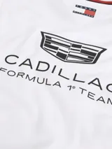 Remera de algodón Tommy Hilfiger en colaboración con Cadillac Formula 1 Team, de corte holgado y largo cropped. Presenta cuello redondo con ribetes tricolores, mangas cortas con ribetes a juego y cinta distintiva en los laterales. Incluye logos de Cadillac, Tommy Hilfiger y Pirelli estampados en el pecho y mangas.