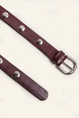 Cinturón de cuero negro con hebilla metálica plateada y tachas circulares.