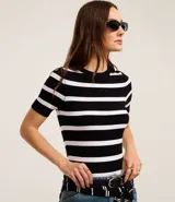 Blusa de punto de ajuste entallado, con cuello redondo y mangas cortas. Presenta un diseño clásico de rayas horizontales en blanco y negro.