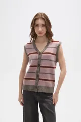 Chaleco de punto con escote en V y cierre frontal con botones. Presenta un diseño a rayas horizontales en tonos rosados, marrones y beige, con terminaciones acanaladas en el cuello, sisas y ruedo.