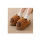 Pantuflas de peluche con diseño de capibara, color beige con detalles en marrón. Modelo sin talón con suela de goma antideslizante.