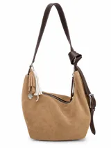 Cartera bandolera de gamuza color marrón topo, con correa ajustable de cuero marrón oscuro.