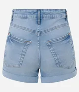 Short de jean celeste, corte hotpants, de cintura alta, con bolsillos delanteros y traseros, cierre con botón y cremallera, y ruedo doblado.