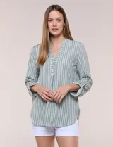 Blusa holgada de color verde con diseño de rayas verticales blancas, escote en V con cuello mao y pechera corta con botones. Mangas tres cuartos regulables y bajo redondeado.