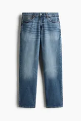 Jean de cinco bolsillos en denim de algodón con lavado medio y efecto desgastado. Modelo de cintura clásica con cierre y botón metálico, pierna recta y corte estándar.