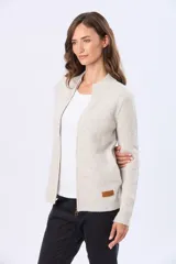 Campera tejida de punto con cierre frontal completo, cuello tipo mao y puños acanalados. Presenta un parche decorativo de cuero sintético en la parte inferior y un diseño de textura suave y abrigada.