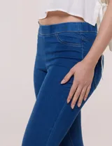Pantalón jegging de tiro medio con calce ajustado skinny y cintura elastizada estilo pull on, confeccionado en denim azul. Presenta falsos bolsillos delanteros y bolsillos plaqué funcionales en la parte posterior.