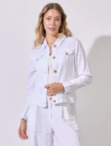 Camisa tipo campera de lino marca Dash, color blanco, con cierre frontal de botones, cuello camisero y bolsillos con solapa en el pecho.
