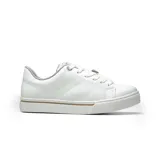 Championes deportivos Via Marte modelo Luan, color blanco con detalles en plateado y dorado. Presentan diseño de costuras decorativas, cordones al tono y un aplique metálico decorativo en la parte superior de la lazada.
