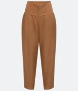 Pantalón rosado de liocel con cintura ancha y pespuntes, cierre frontal con cremallera, dos bolsillos laterales y bajo diagonal.