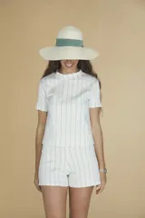 Sombrero de paja color marfil con ala ancha y cinta verde.