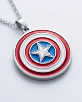 Collar de acero con dije circular esmaltado que representa el escudo del Capitán América, con detalles en rojo, blanco y azul.