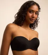 Soutien sin breteles confeccionado en poliamida, con tiras desmontables y cierre en la espalda.