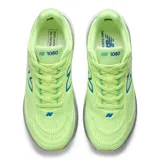 Championes de running New Balance modelo 1080 V15 para mujer, color verde lima brillante con detalles en azul eléctrico y suela sobredimensionada en blanco y gris.