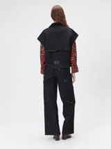 Campera de denim a rayas verticales con cuello de pana en color bordó. Presenta cierre frontal, mangas desmontables con cierre en los hombros, canesú en el pecho y bolsillos de parche cuadrados.