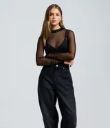 Pantalón de jean color negro con corte baggy y cintura media. Presenta estrellas bordadas con acabado desflecado en las piernas y bolsillos funcionales.