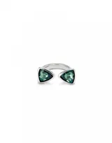 Anillo plateado con dos cristales verdes triangulares en los extremos.