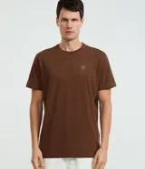 Remera de corte comfort, color marrón, con cuello redondo, manga corta y estampa localizada de palmera en el pecho.
