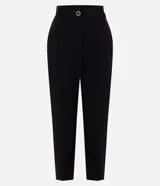 Pantalon carrot de corte largo y tiro alto color negro, confeccionado en crepe con cintura elastica trasera, presillas para cinturon y cierre delantero con boton metalico.