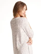 Camisón de tejido soft color beige con estampado floral sutil, escote redondo con detalle de puntilla crochet y bolsillo frontal con borde de crochet. Posee mangas tres cuartos y corte recto.