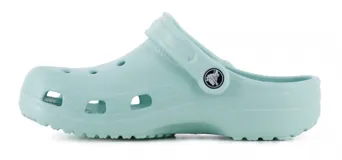 Zuecos Crocs modelo Classic, color verde menta, con diseño ergonómico, perforaciones para ventilación y tira trasera ajustable.
