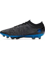 Championes de fútbol Under Armour Magnetico Elite 5, con diseño texturizado en color negro y detalles en azul vibrante. Presentan tecnología UA Clone para un ajuste personalizado, cuello de punto tipo calcetín y suela con tacos mixtos para tracción en superficies naturales firmes.