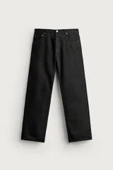 Jeans slim straight fit para hombre, confeccionados en denim de algodón negro sin lavados. Presentan diseño de tiro bajo, pierna recta y cinco bolsillos, con cierre frontal de botonadura.