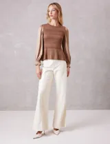 Pantalón de eco cuero negro, marca Elan, con pretina, cierre y broche interno. Presenta costura frontal en la pierna y bolsillos simulados en la parte trasera.