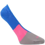 Medias invisibles de corte bajo con diseño tricolor en bloques de color azul, fucsia y gris. Incluyen silicona antideslizante en el talón para mayor ajuste.