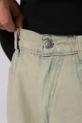 Jean baggy oversize de denim celeste claro, con corte ancho y relajado, estilo urbano.