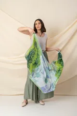 Pañuelo cuadrado de seda con estampado abstracto en degrade de colores azul, amarillo, blanco y rosa, con borde naranja.