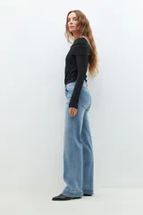 Pantalón de jean celeste de corte recto, con apliques de perlas en la parte delantera.