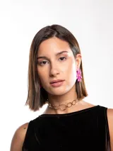 Gargantilla tipo choker dorada compuesta por eslabones circulares entrelazados con textura martillada y cierre ajustable.