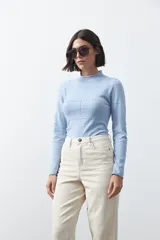 Pantalón de tiro alto con silueta barrel, de calce relajado con volumen en las piernas y ajuste hacia el ruedo. Confeccionado en tejido de algodón con elastano.