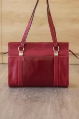 Cartera tipo shopper de cuero genuino marrón con panel central de textura símil cocodrilo y herrajes metálicos plateados.
