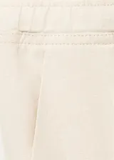 Pantalón recto de lino color beige, con cintura elástica y cordón ajustable.