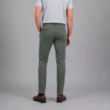 Pantalón de gabardina azul marino, diseño chino sport de corte recto, con bolsillos laterales y traseros, cierre frontal con botón y cremallera.