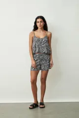 Shorts de mujer color negro con estampado de piel de serpiente, tiro alto y cordón ajustable en la cintura.