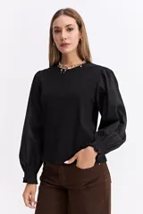 Remera de algodón con cuerpo liso y mangas largas abullonadas en popelina, con puños elásticos fruncidos.