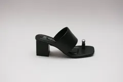 Sandalias de cuero color bronce con taco cuadrado y tira ancha sobre el empeine. Presentan un aro metálico plateado que separa el dedo gordo del resto.