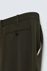 Pantalón de corte regular fit confeccionado en tejido de lana de origen italiano. Presenta bolsillos frontales, bolsillos traseros de vivo con botón y cierre frontal con cremallera y botón.