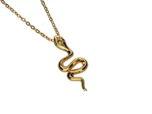 Collar dorado con cadena de eslabones y dije de serpiente.