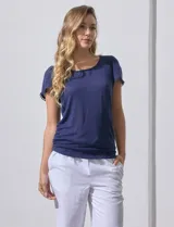 Remera tejida con estampado animal print, de manga corta con detalle de puntilla en las mangas y cuello redondo.