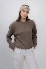 Sweater gris de tejido de punto, con cuello redondo y mangas largas.