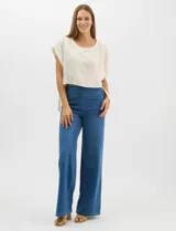 Jegging de tiro alto con silueta estilo palazzo y pierna amplia. Confeccionado en tejido denim con pretina ancha elástica, sin cierre frontal. Presenta diseño frontal liso sin bolsillos y dos bolsillos traseros tipo parche.