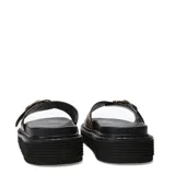 Sandalias planas Miss Carol modelo Milla, con tira ancha en animal print con hebilla metálica dorada decorativa y suela flatform negra.